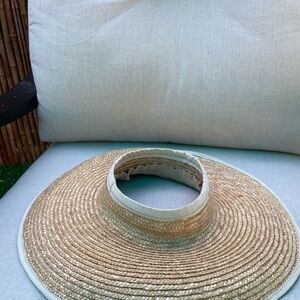 Very wide rim, natural straw visor hat, perfect to shield your face from the sun